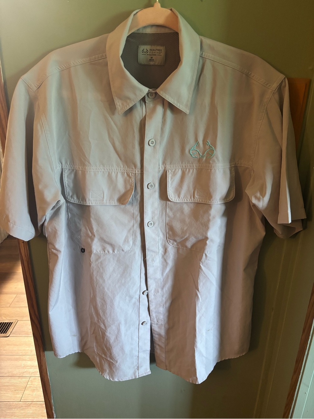 Realtree Men’s Short Sleeve Button-Up Shirt - Light gray